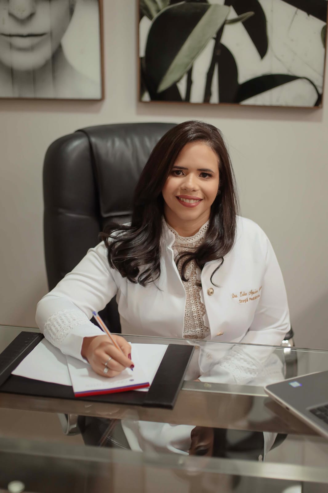 Dra. Erika Aguiar em atendimento pediátrico